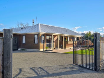 Exceptional Family Space and Triple Garaging!!!