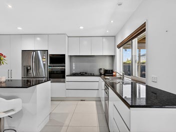 Spacious Abode with Triple Garaging