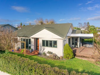 Sunnyhills Gem - Immediate Possession!