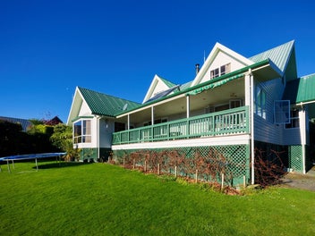 Five Bedrooms, Panoramic Views, Private Setting