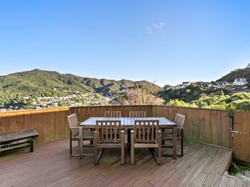 Sunny Karori Living with an Elevated Outlook