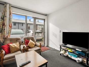 Six Bedrooms, Built to Last - Central Addington