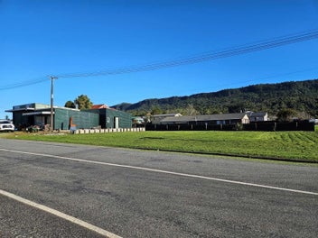 SECTION + 250 SQM SHED