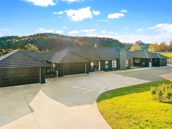 Single-Level Estate | Overseas Owners Selling