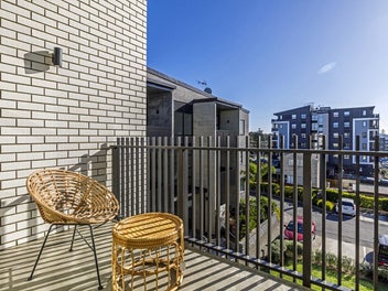 Lifestyle. Sun. Space. City Close