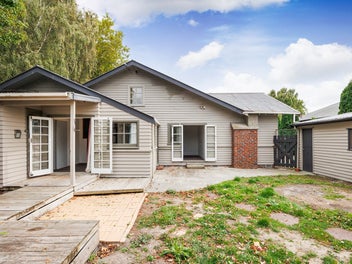 HOKOWHITU CHARACTER HOME - INVEST OR NEST!