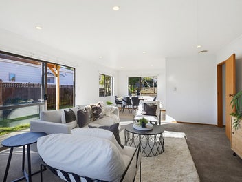 A Sun-Filled Retreat on the Flat in Miramar
