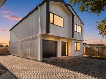 4 Bedrooms, Flexi Room & Two Living Areas!