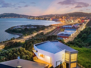 Architectural Living with a Panoramic Harbour View