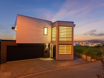 Architectural Living with a Panoramic Harbour View