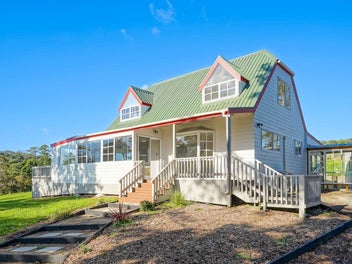Two homes, one hectare in Stillwater