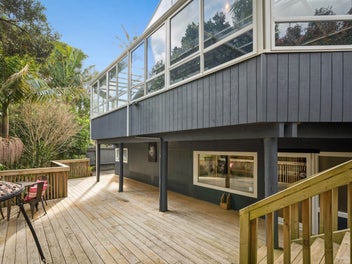 Shelly Park Retreat: Modern, Renovated, Effortless