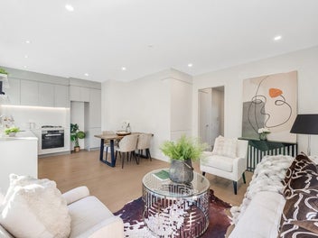 A Peninsula Gem with Lift in Macleans Zone