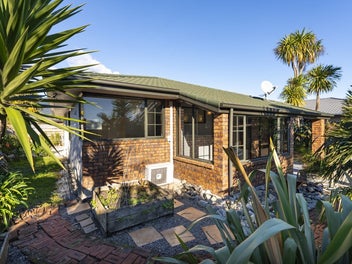 * UNDER OFFER * Two Bedroom, Stand Alone, Freehol