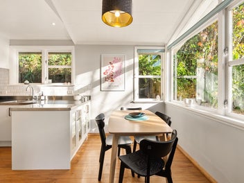 Mid Century Style. Sunny Ngaio Living