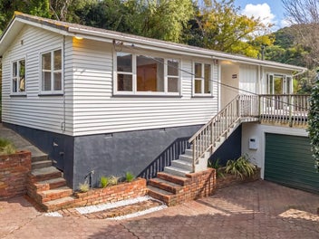 Mid Century Style. Sunny Ngaio Living