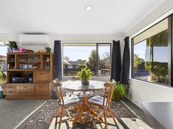 Easy Care Living in a Handy Location!