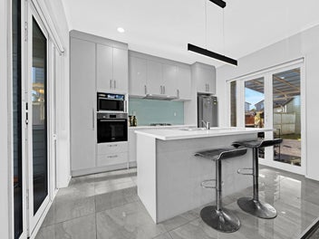 Overseas vendor Demand sale! Spacious 5-bedroom