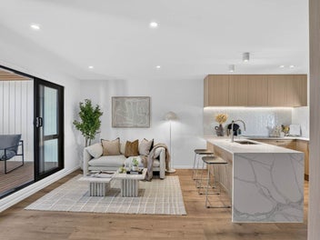Luxury Family Living On Weybridge!