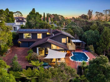 Sea Views, Sunsets & Poolside Entertaining