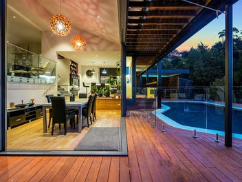 Sea Views, Sunsets & Poolside Entertaining
