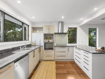 Impeccable 4 Bed Family home with Amazing Garaging