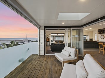 SEA VIEWS. CITY LIVING. EFFORTLESS LUXURY.