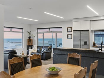 SEA VIEWS. CITY LIVING. EFFORTLESS LUXURY.