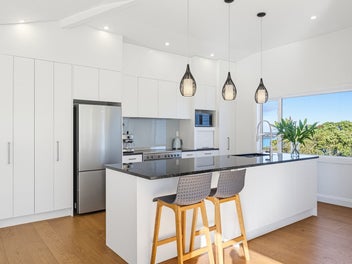 Elevated Luxury with Spectacular Harbour Views!