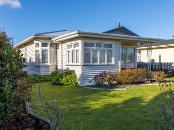 Character, comfort and convenience close to town