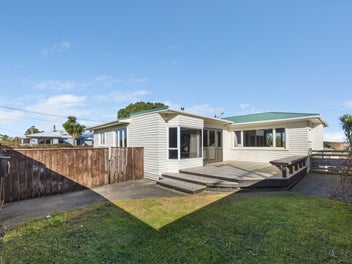 Family living with classic 1950s charm