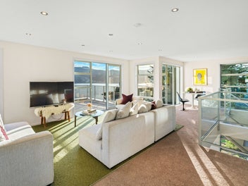 80+ m2 Garage with Peninsula Lifestyle