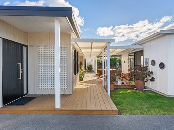 SPACIOUS FAMILY HOME PLUS STUDIO