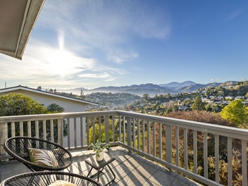 Family Home with Views and Dual Living Potential!
