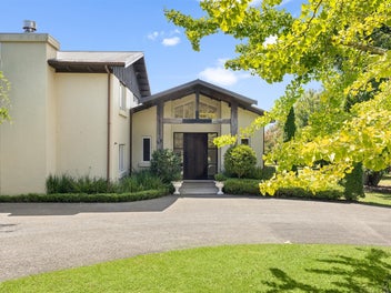 Stylish Home, Huge Shed & Cottage.