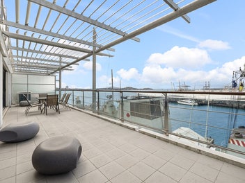 Waterfront Luxury, Vendor Says Sell!