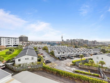 Newly Rebuilt Fringe Living with Views