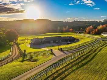 Single-Level Estate | Overseas Owners Selling