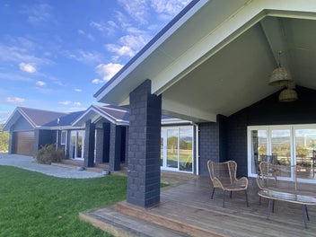 Spacious modern lifestyle home & beautiful grounds