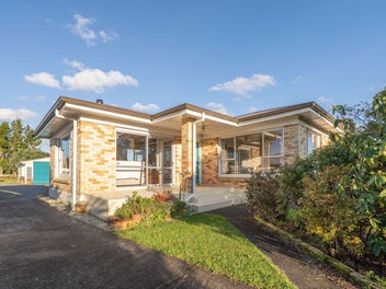 Big Land, Brick Home & Motivated Vendors!