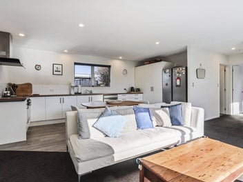 Stylish, Modern And Sun-Soaked!