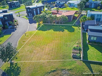 Peaceful Lakefront Section | Walk to Beach & Golf