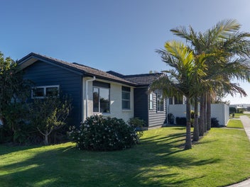 Modern comfort, private gardens & serious parking