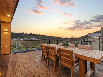 Sun-Soaked Cashmere Living with Views