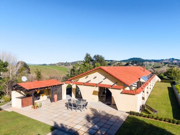 Mediterranean Charm Meets Country Living