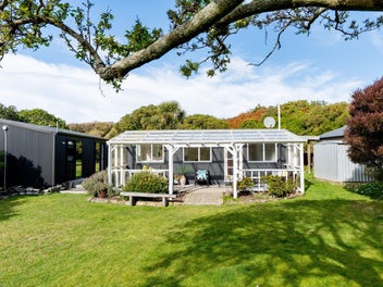 Beachfront bliss - authentic Kiwi crib escape