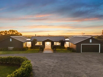 ELITE CONTEMPORARY HILLTOP HAVEN – SUPERB VIEWS