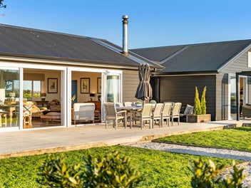 ELITE CONTEMPORARY HILLTOP HAVEN – SUPERB VIEWS