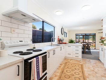 SUN-SOAKED & SINGLE-LEVEL EASE! | BEO $895,000