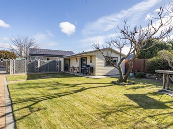 Massive 6-Car Garaging, Spacious & Easy Lifestyle